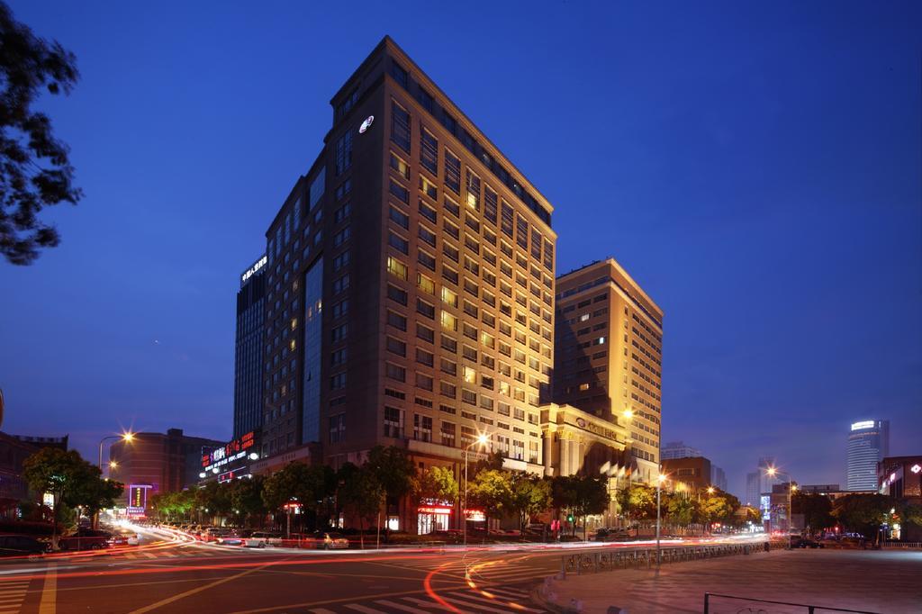 Фото отеля Crowne Plaza City Center Ningbo №0