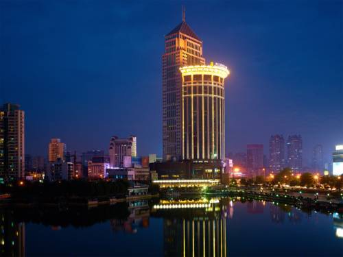 Фото отеля Wuhan Jin Jiang International Hotel №0